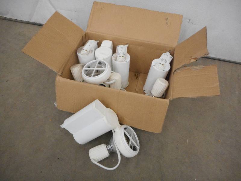 lot 13 image: Box Of (5) 39Watt 120Volt Strip Lig...