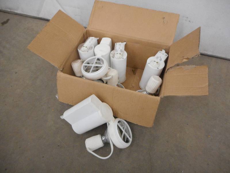 lot 14 image: Box Of (5) 39Watt 120Volt Strip Lig...