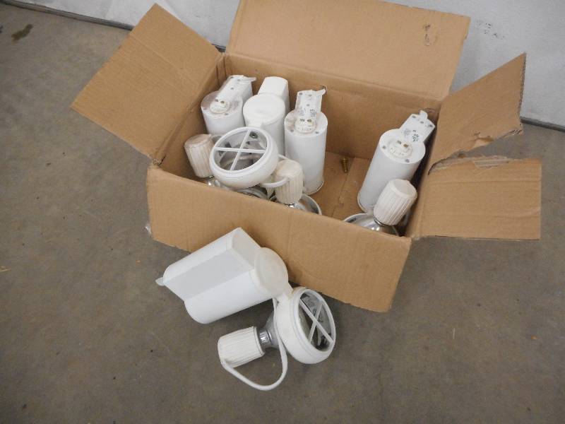 lot 15 image: Box Of (5) 39Watt 120Volt Strip Lig...