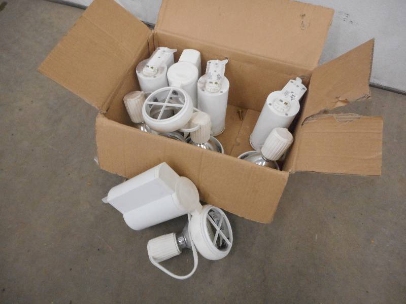 lot 16 image: Box Of (5) 39Watt 120Volt Strip Lig...