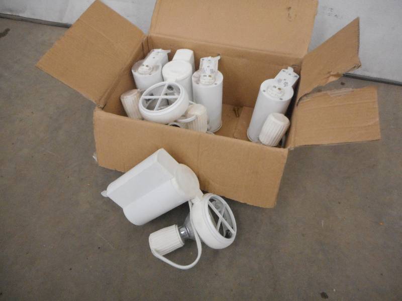 lot 18 image: Box Of (5) 39Watt 120Volt Strip Lig...