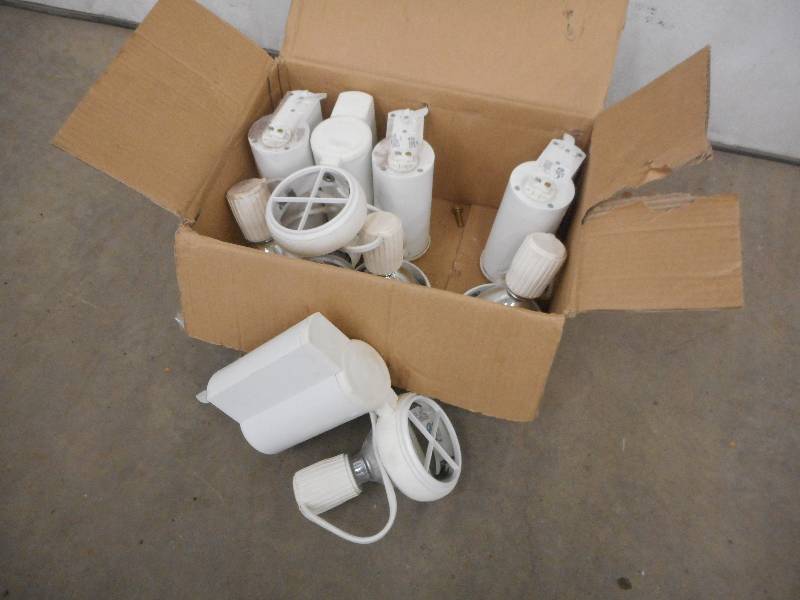 lot 19 image: Box Of (5) 39Watt 120Volt Strip Lig...