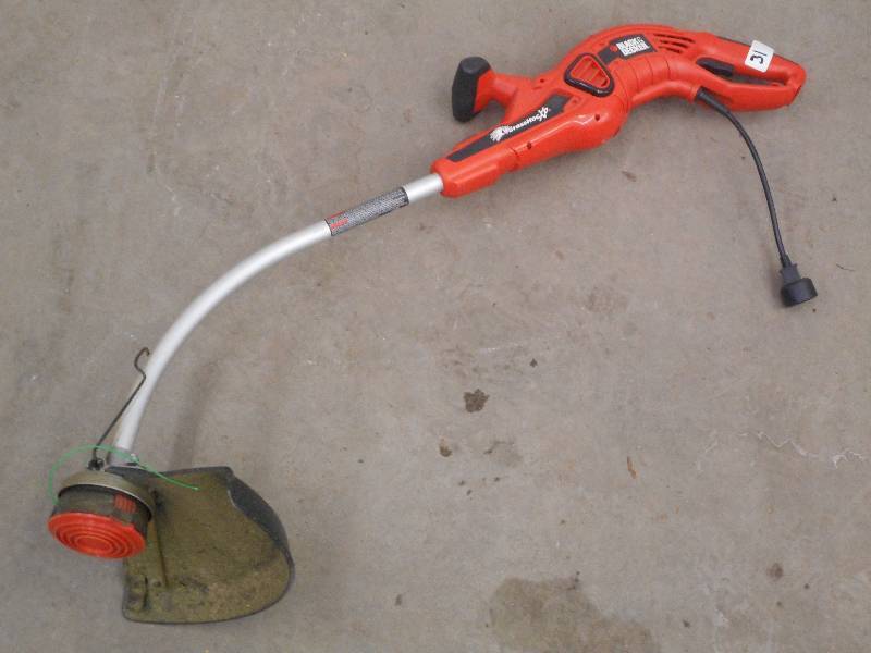 lot 31 image: Black & Decker Grass Trimmer...
