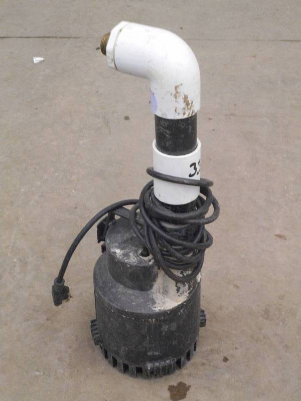 lot 33 image: 120Volt Submersible Pump ...