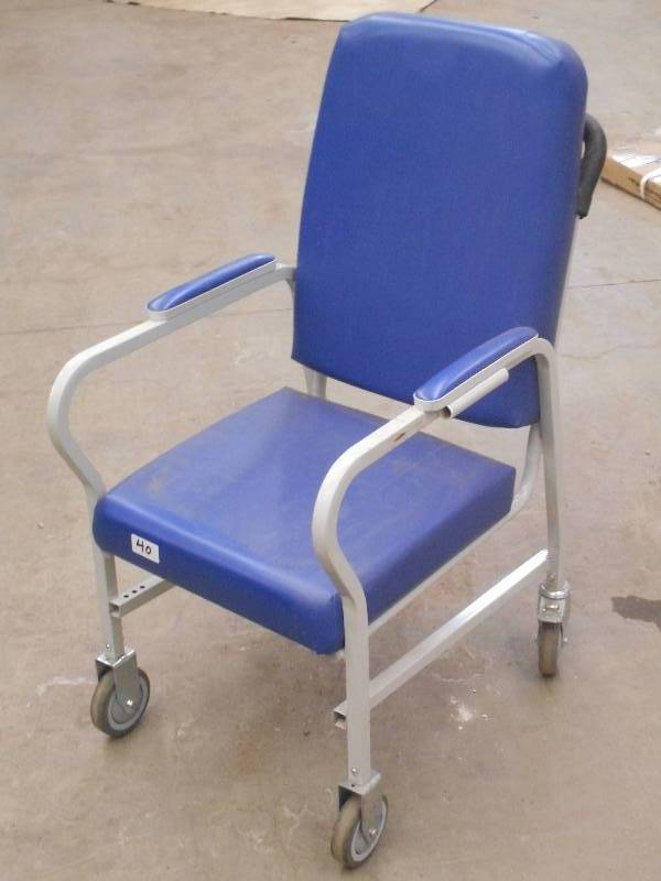 lot 40 image: Padded Rolling Nursing Home Chair ...