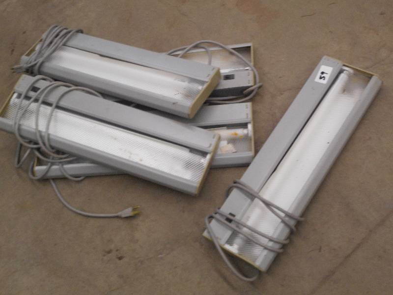 lot 59 image: (5) 24 120Volt Flourescent Lights ...