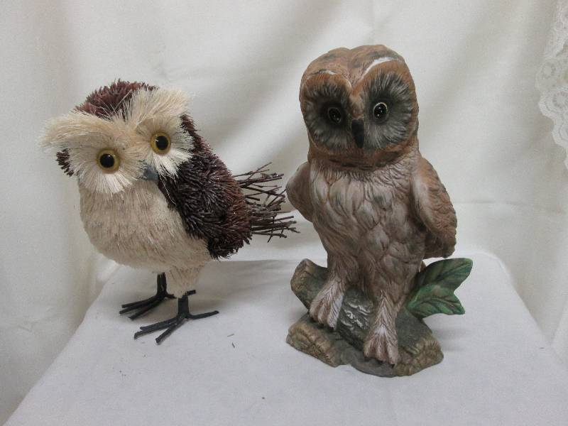 Lot of 2 owls 1 ceramic, 1 light w...