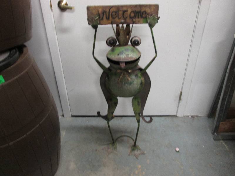 Super cute Welcome Frog lawngard...