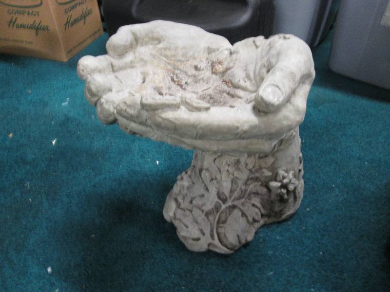 Cupped hands lawn ornament 14 inche...