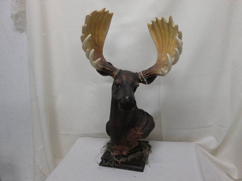 19 inch moose head dcor piece...
