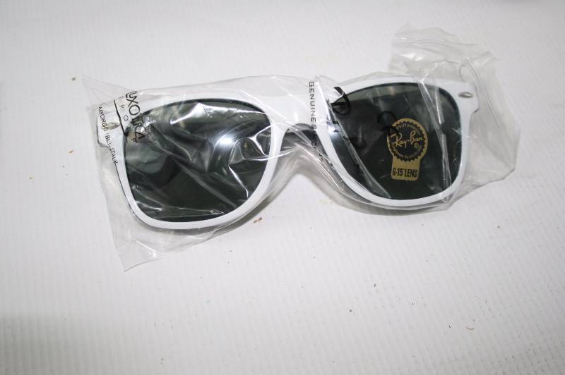 Replica Ray Ban Wayfarer Sunglasses - White