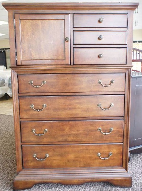 lot 3 image: 7 Drawer Wooden Dresser