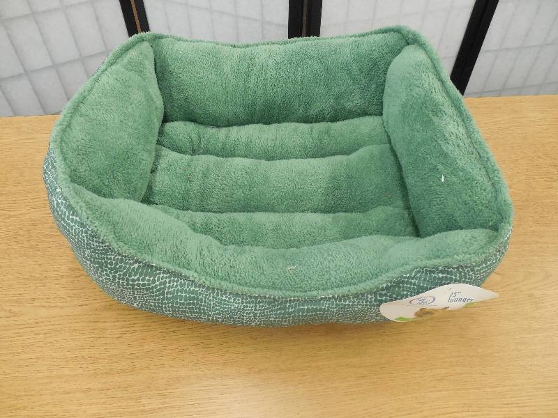 Soft Spot Medium Lounger Pet Bed, 25Wx21D