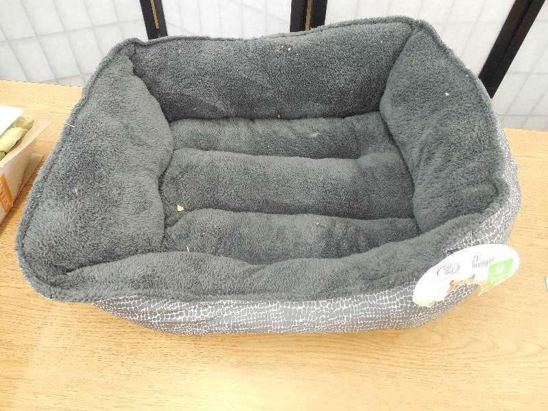 Soft Spot Medium Lounger Pet Bed, 25Wx21D