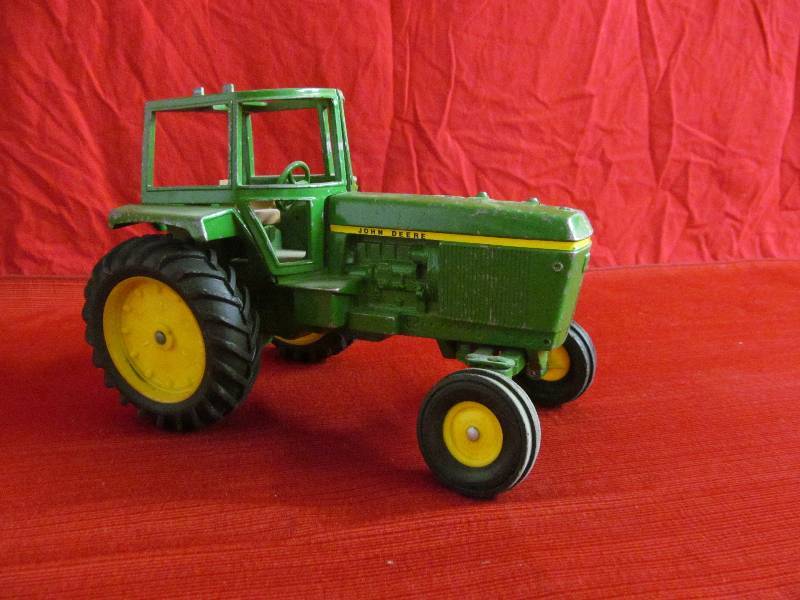lot 3 image: John Deere toy tractor