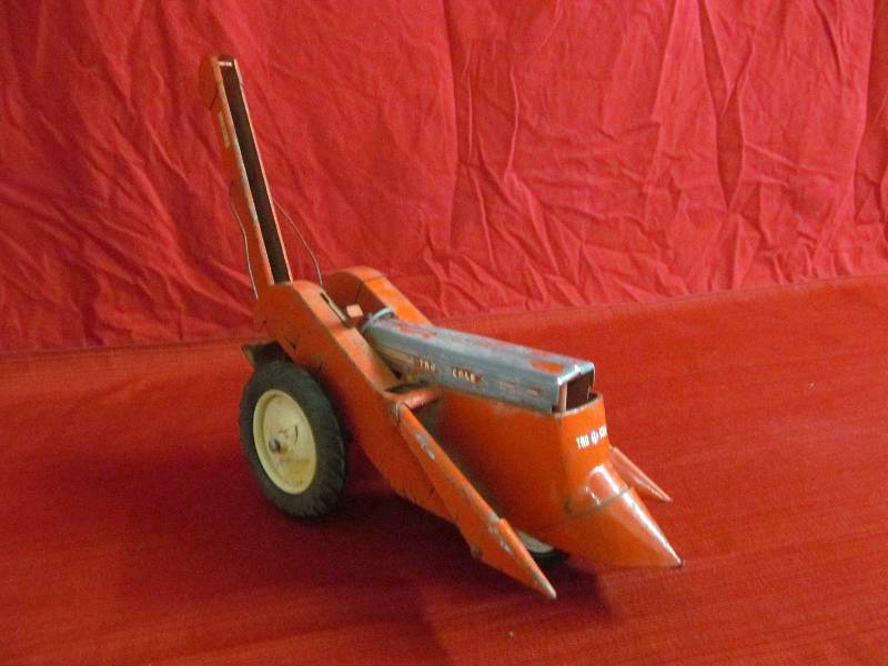 lot 4 image: vintage Tru Scale toy tractor corn picker
