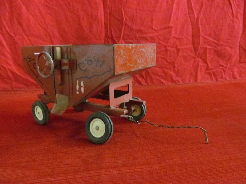 lot 5 image: Ertl grain wagon
