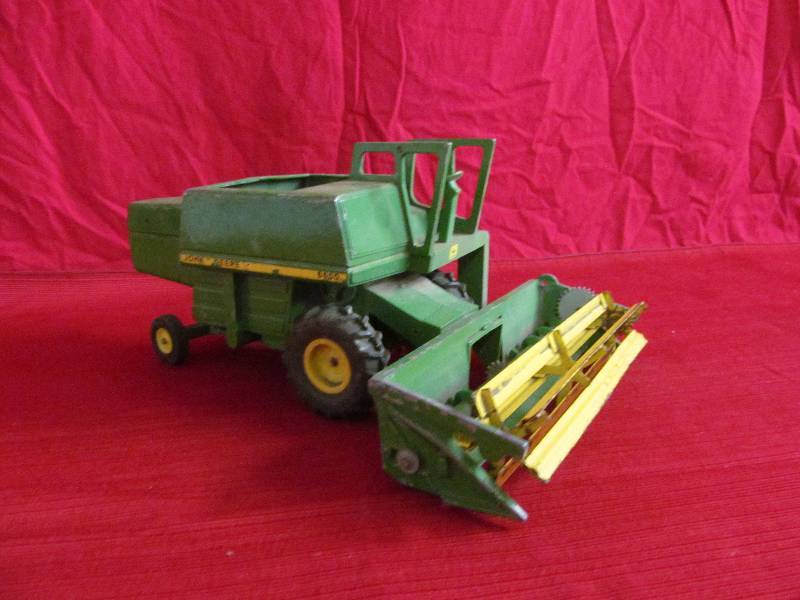 lot 6 image: Ertl John Deere combine 6600