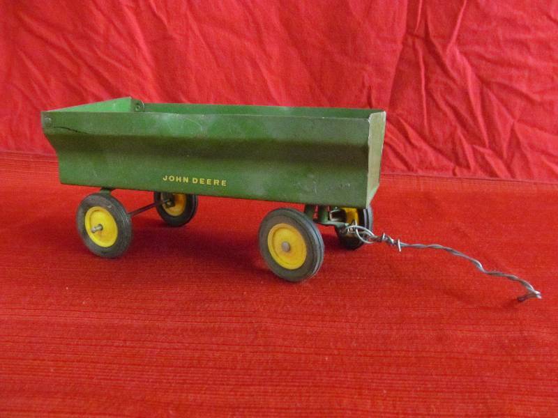 lot 7 image: Ertl John Deere grain wagon