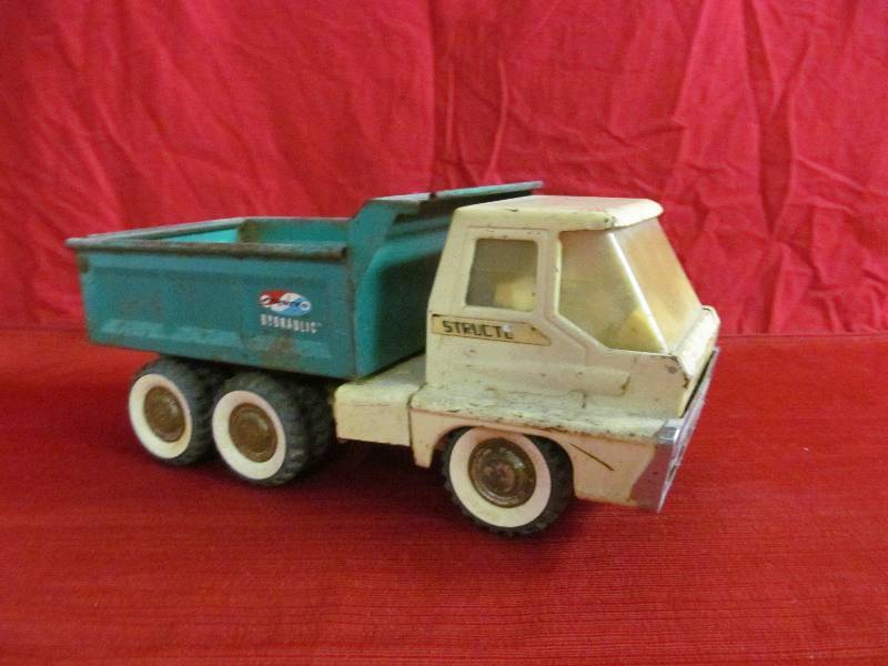 lot 9 image: Structo toy dump truck