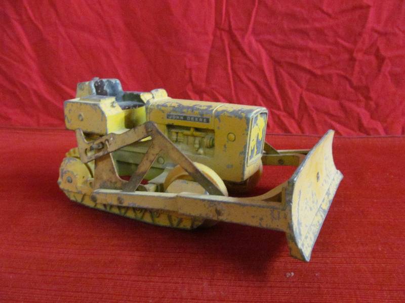 lot 12 image: John Deere Bulldozer