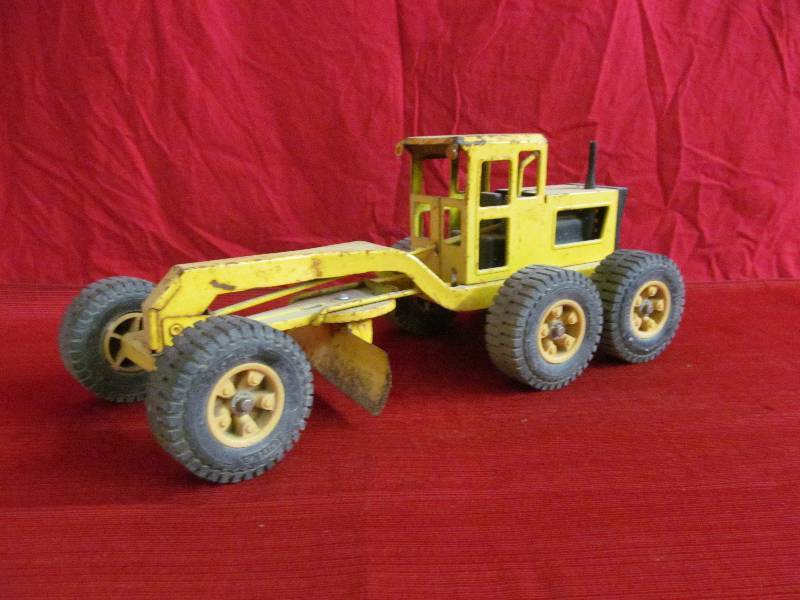 lot 13 image: Tonka road grader