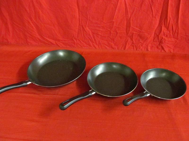 lot 16 image: fry pans