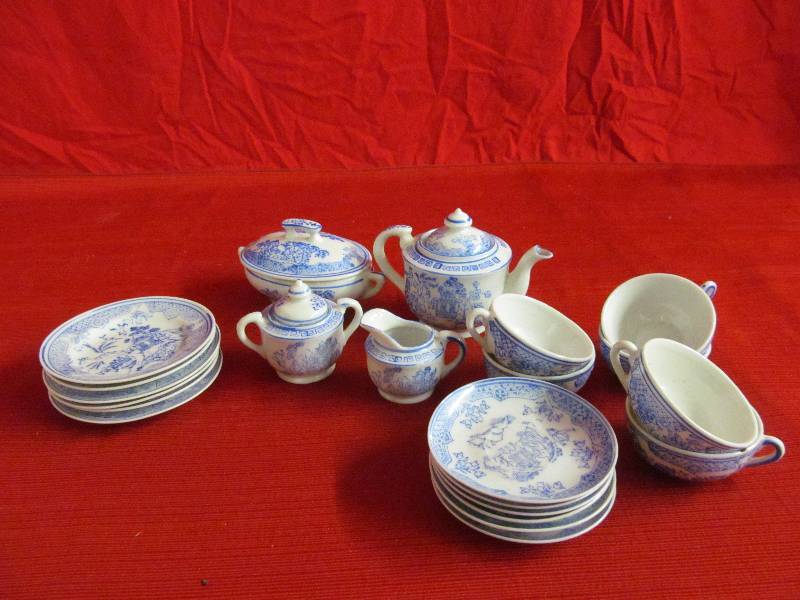 lot 18 image: tea set