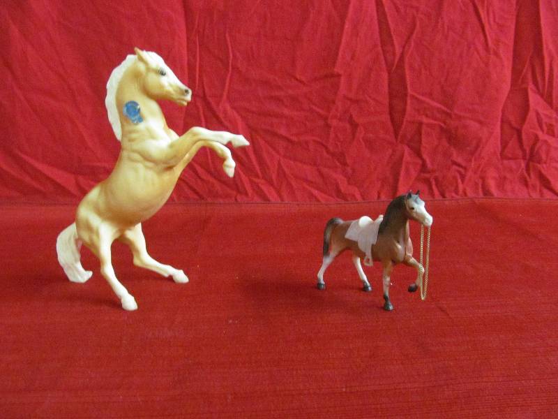 lot 21 image: Breyer horses