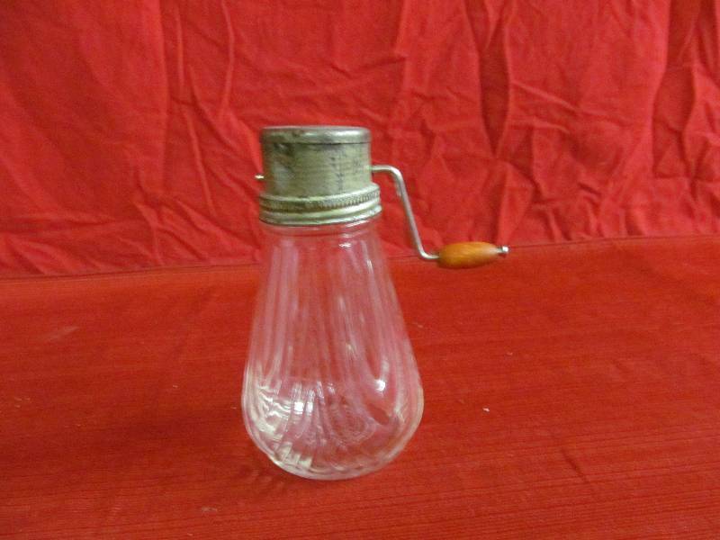 lot 22 image: vintage nut chopper