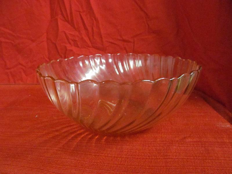 lot 24 image: serving bowl