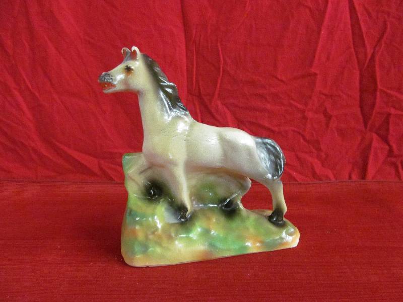 lot 42 image: horse figurine