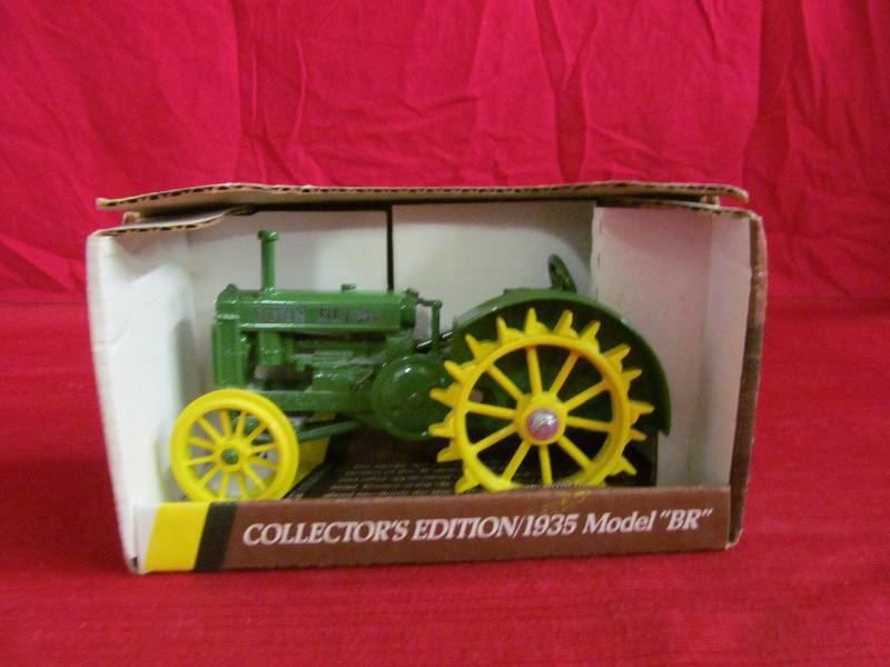 lot 44 image: John Deere toy tractor