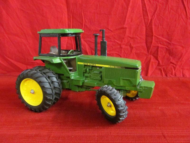 lot 48 image: John Deere tractor