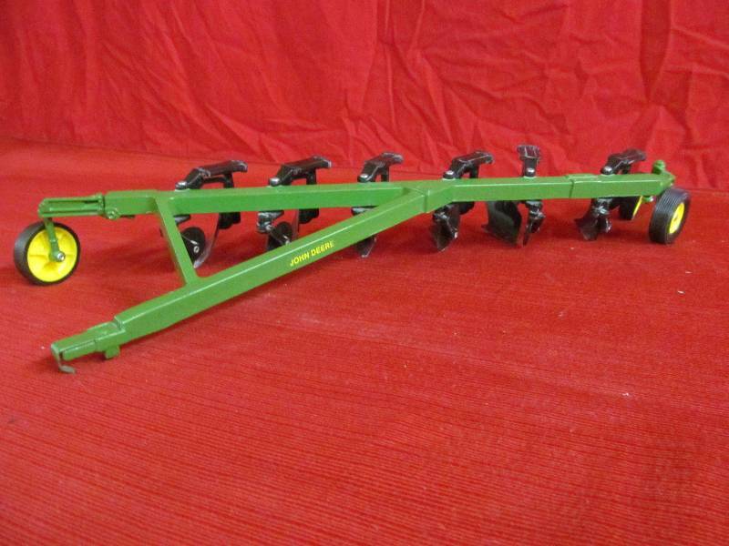 lot 49 image: John Deere plow