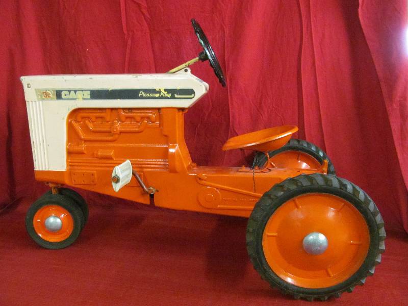 lot 76 image: Case pedal tractor