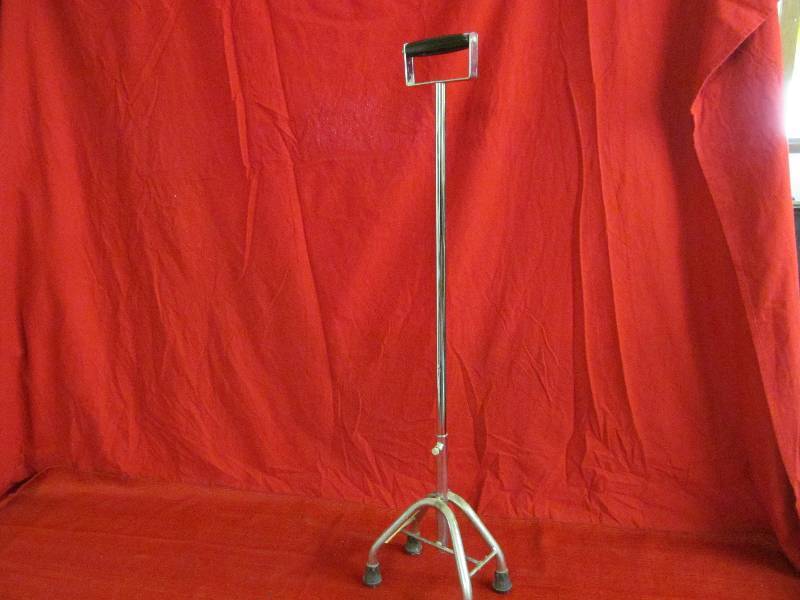 lot 82 image: walking cane