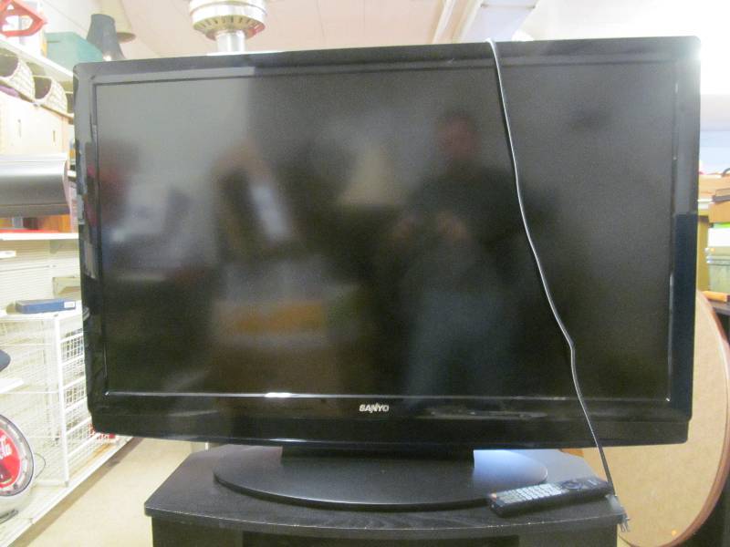lot 94 image: Sanyo flat screen tv