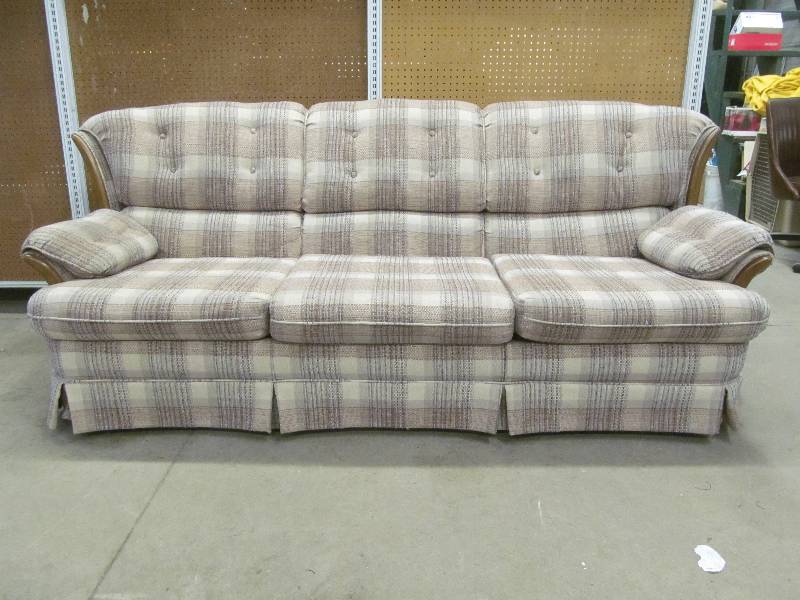lot 99 image: sofa