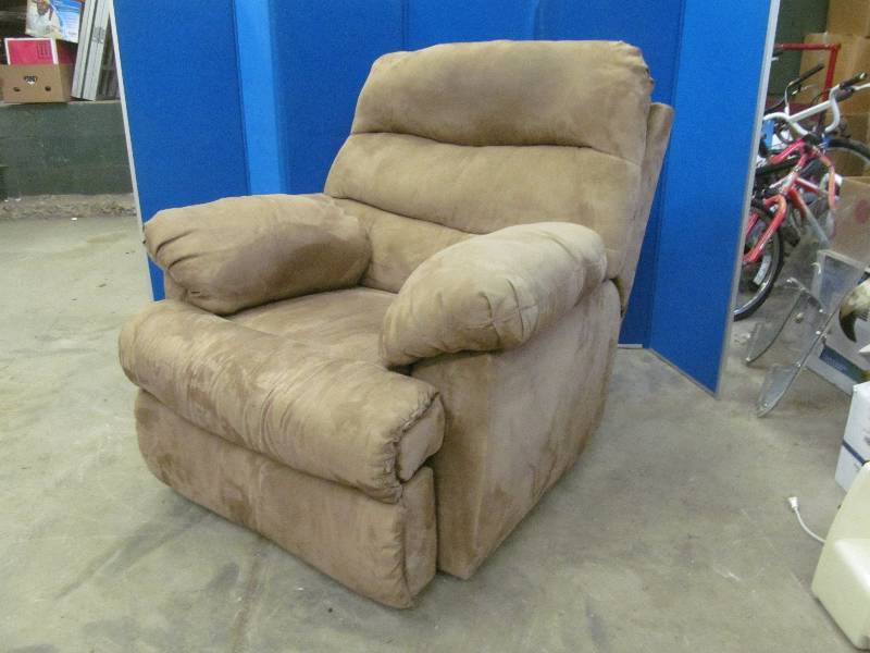 lot 104 image: recliner