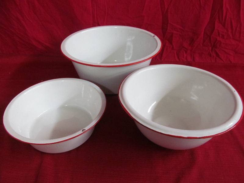 lot 150 image: enamel pans