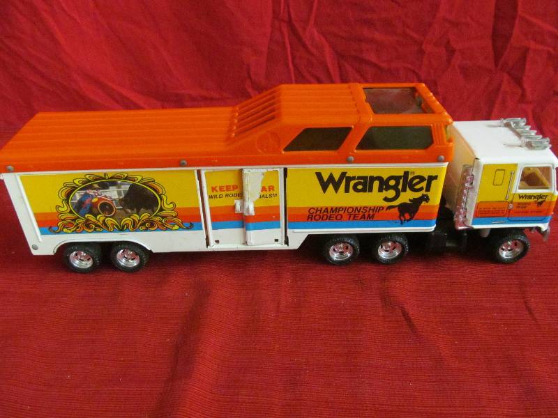 lot 153 image: Ertl truck