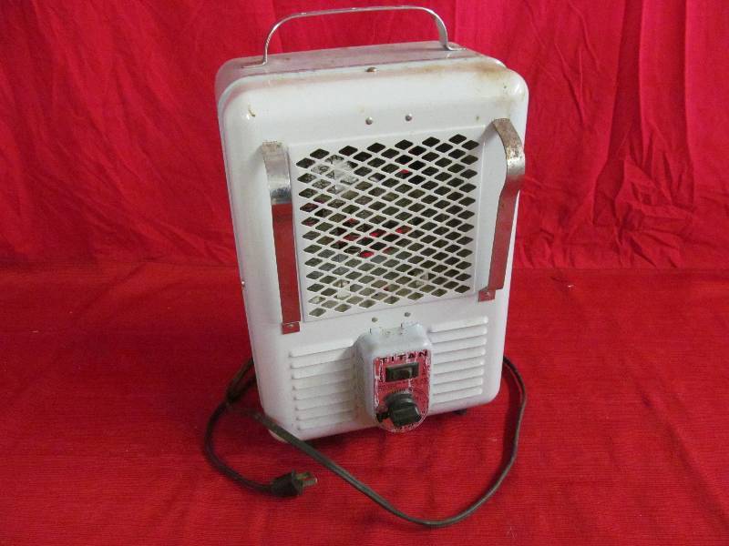 lot 158 image: Titan  heater