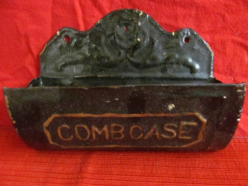 lot 181 image: vintage comb case