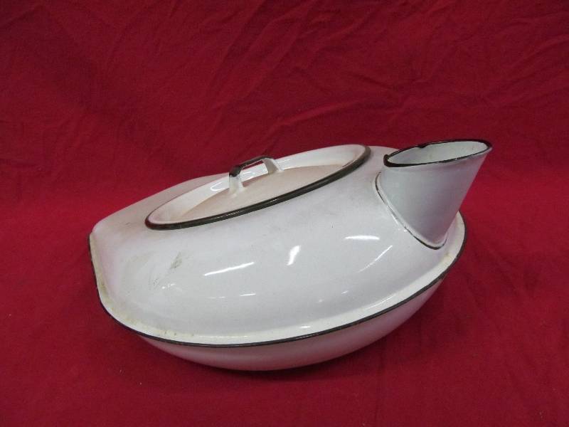 lot 207 image: enamal bed pan