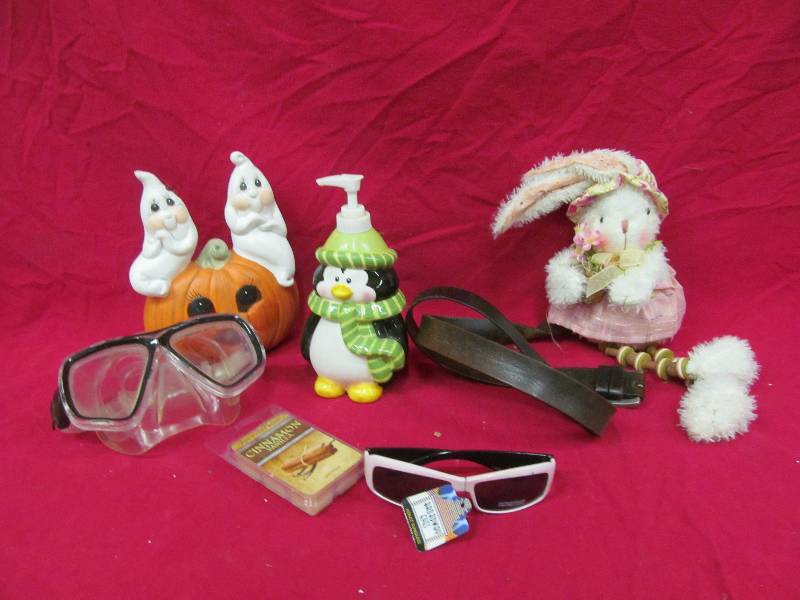 lot 238 image: holiday dcor