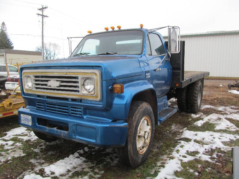 lot 1 image: 1975 Chevy C65 truck