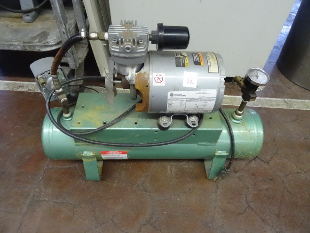 lot 12 image: Speedaire Model 18782F Tank