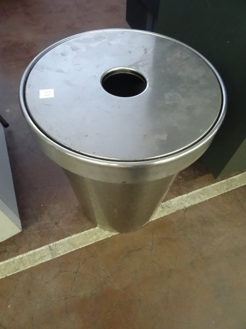 lot 15 image: Ikea 18 Gal. Garbage Can