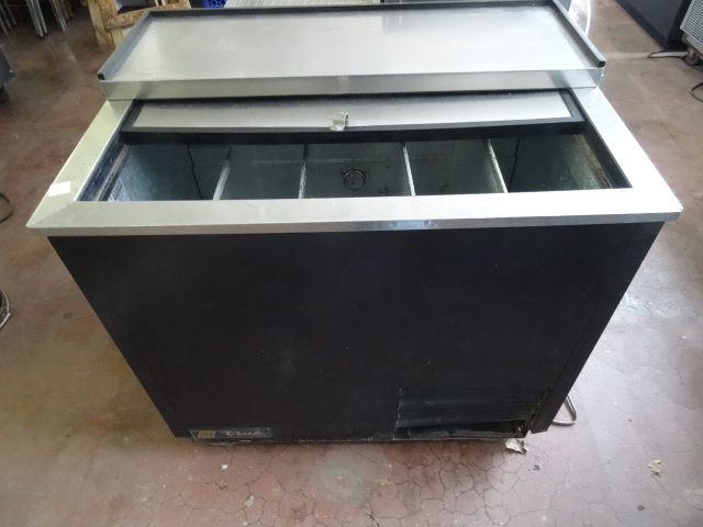 lot 26 image: True Model T-36-GC Beer Cooler